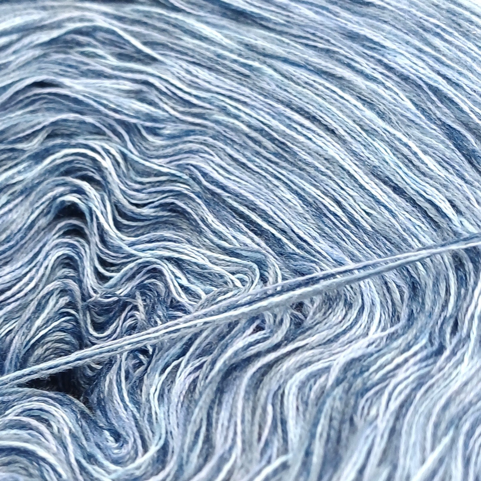 Bobbel "Blauer Montag", 4-fädig meliert, verschiedene Lauflängen