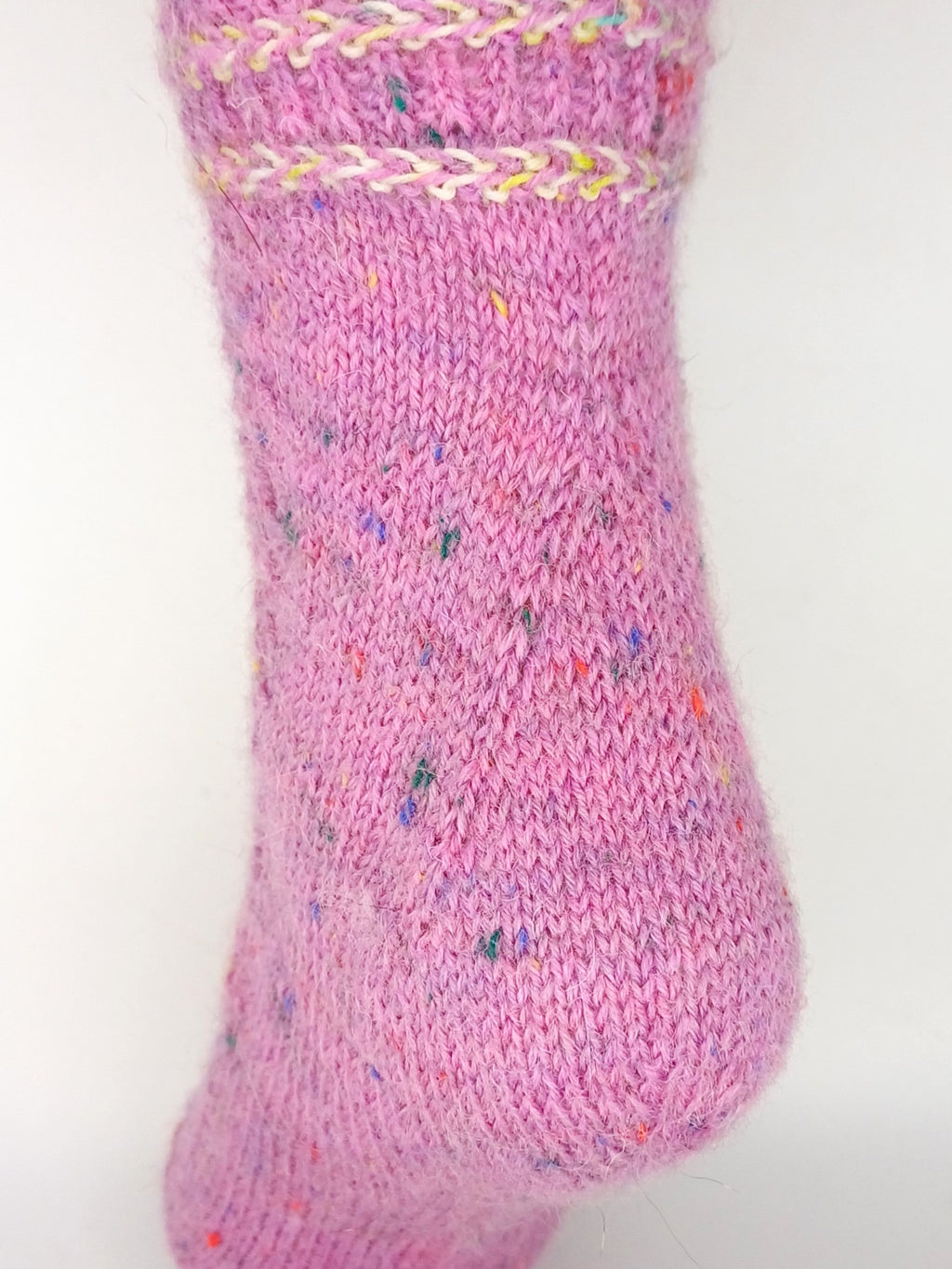 Sockenjahr 2026 – Juni Sneaker Socken „Ephesus mit lettischem Zopf"