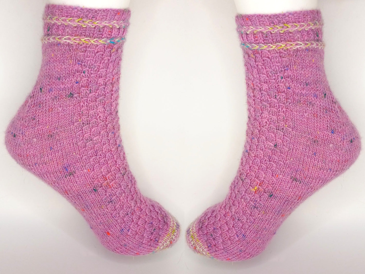 Sockenjahr 2026 – Juni Sneaker Socken „Ephesus mit lettischem Zopf"