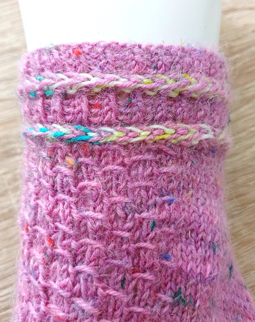 Sockenjahr 2026 – Juni Sneaker Socken „Ephesus mit lettischem Zopf"