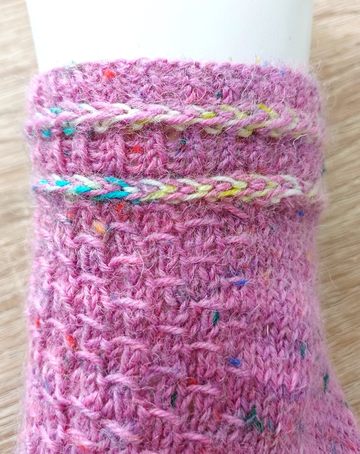 Sockenjahr 2026 – Juni Sneaker Socken „Ephesus mit lettischem Zopf"