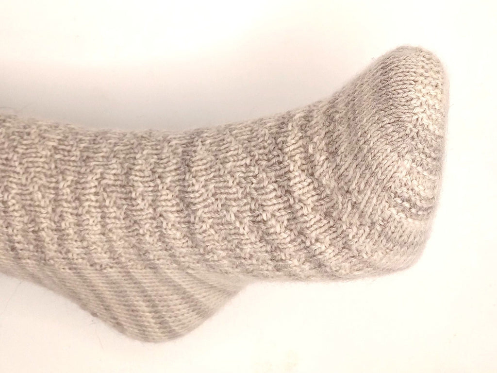 Querliegende Bandspitze mit offenem Anschlag bei Toe Up Socken