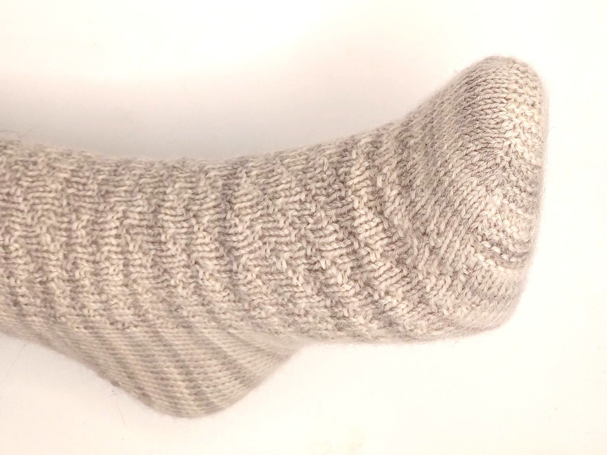 Querliegende Bandspitze mit offenem Anschlag bei Toe Up Socken