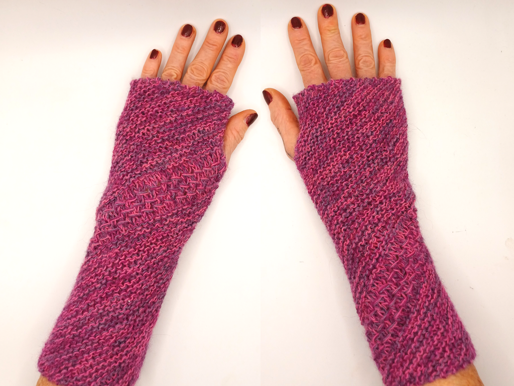 Handstulpen "Digi" diagonal gestrickt, mit Musterstreifen, für Damen und Herren